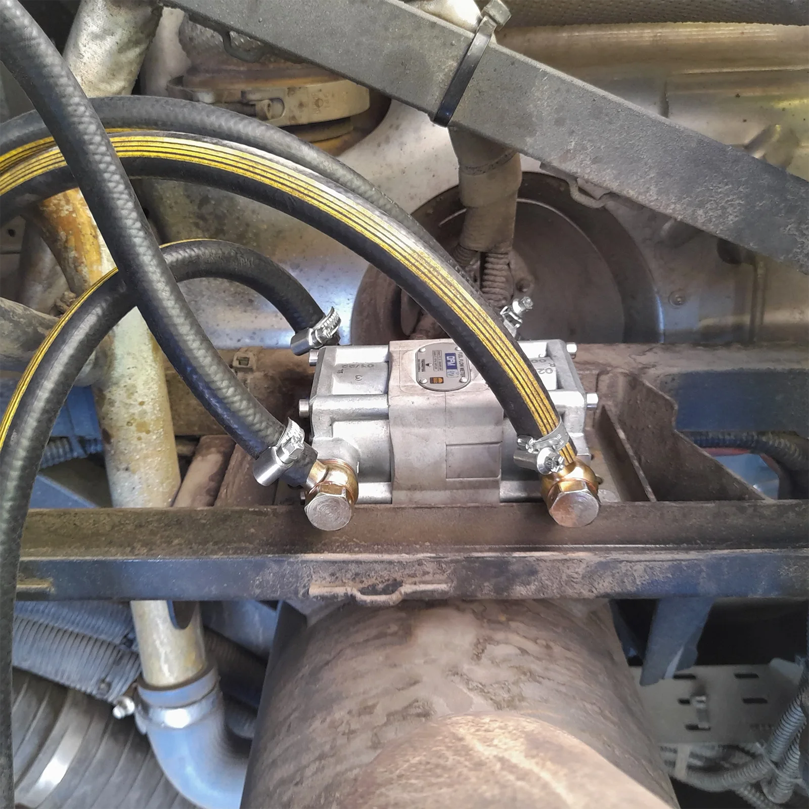 Closer view of DFM 250DS7 wireless fuel flow meter mounted on the bus frame