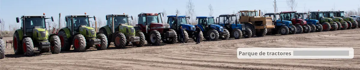 Flota de tractores de una empresa agrícola para la producción de algodón