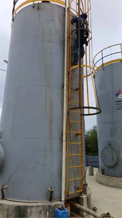 Installation of a DUT-E S7 fuel level sensor in an external fuel tank for fuel monitoring