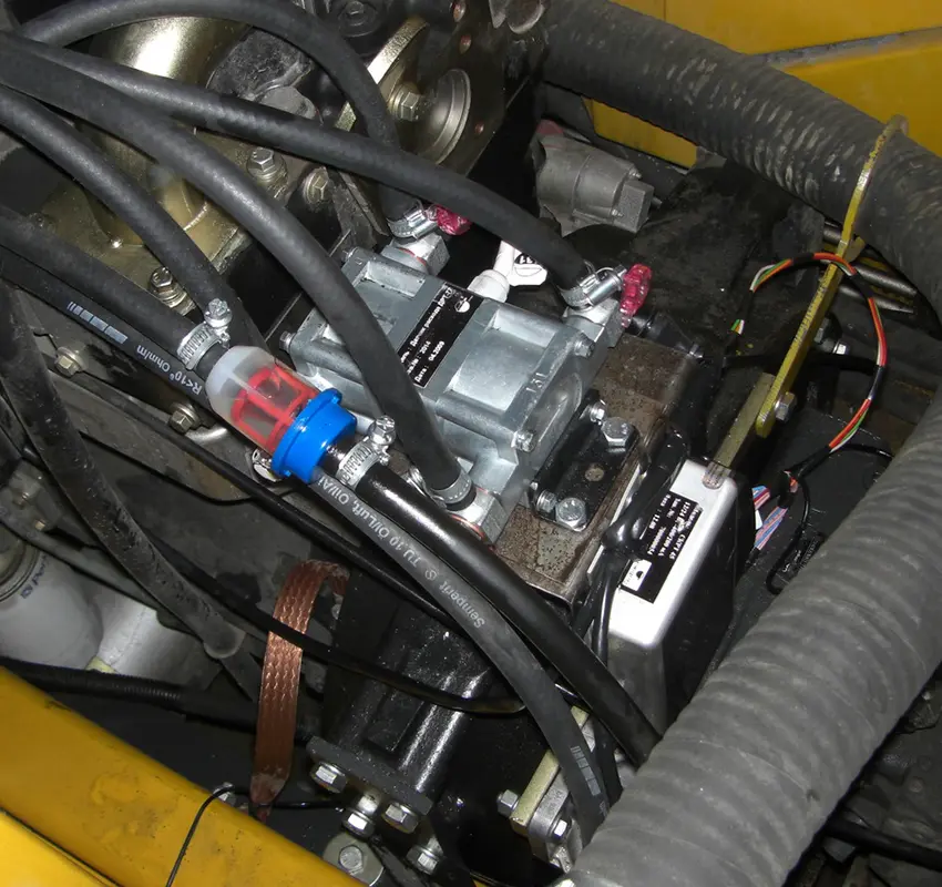 Medidor de flujo de combustible DFM D instalado en el compartimento del motor de una máquina Medidor de flujo de combustible DFM D instalado en el compartimento del motor de una máquina