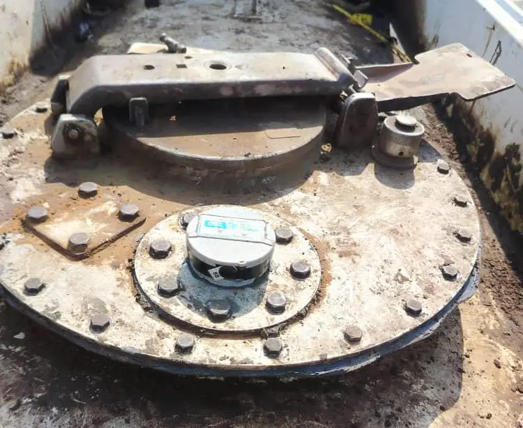 Capteur de niveau de carburant DUT-E 2Bio S7 installé sur un compartiment de citerne